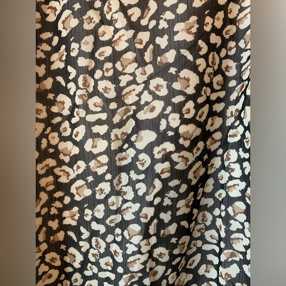 NWT V Neck Flutter Sleeve Light Weight Animal Print Top - Picture 6 of 9